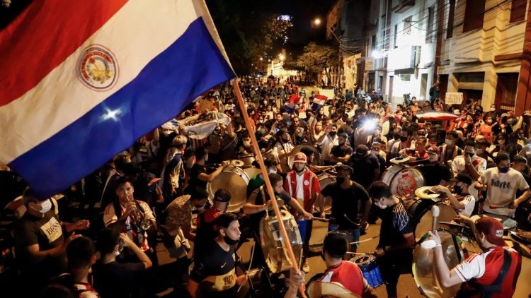 Manifestants anti-gouvernement à Asuncion au Paraguay, le 9 mars 2021. 