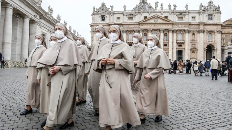 Catolici în lume. Mai mulţi preoţi şi diaconi permanenţi, dar vocaţii în scădere