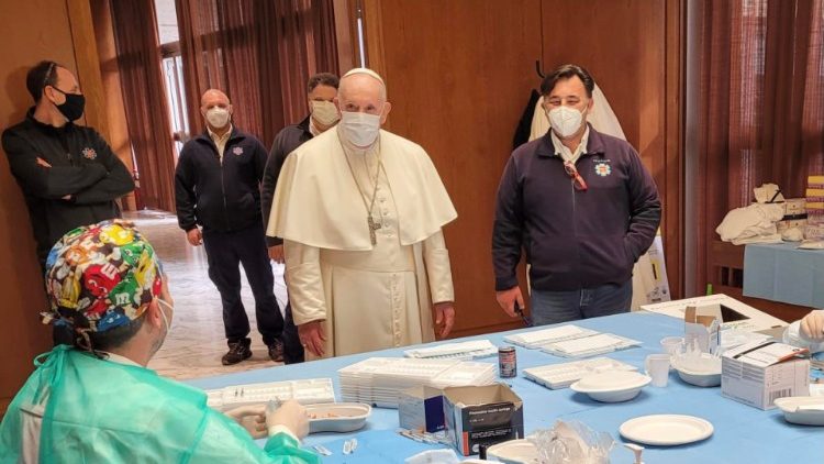 Papa viziton të varfërit gjatë vaksinimit