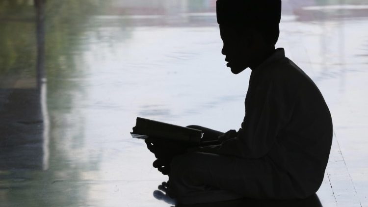 Criança lê e memoriza o Alcorão em mesquita na Indonésia. (Photo: EPA/Hotli Simanjuntak)