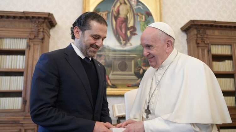 Le pape François et Saad Hariri, le 22 avril 2021 dans la bibliothèque du Palais apostolique 