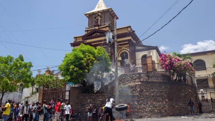 Manifestants anti-gouvernement près de l'église saint-Antoine où l'un des sept religieux a été enlevé le 11 avril 2021, à Port-au-Prince. 