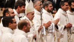 April 2021: Papst Franziskus mit neugeweihten Priestern für die Diözese Rom