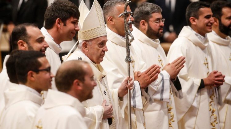 April 2021: Papst Franziskus mit neugeweihten Priestern für die Diözese Rom