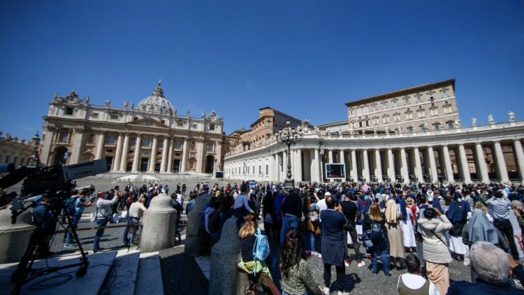 Piazza San Pietro durante il Regina Caeli di Papa Francesco