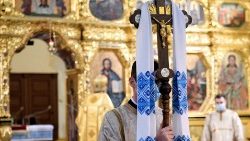 כוהן יווני-קתולי עורך את טקסי חג הפסחא בפולין