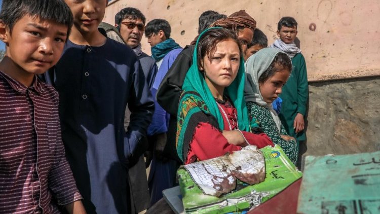Il dolore dei sopravvissuti e delle persone accorse alla scuola di Kabul dopo le esplosioni