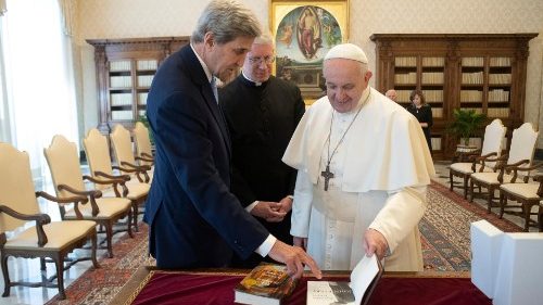 Kerry o kryzysie klimatycznym: głos Papieża ważniejszy niż kiedykolwiek