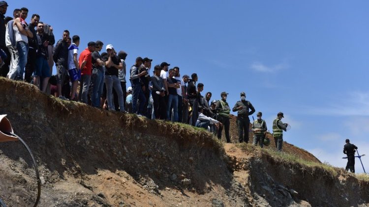 Des migrants tentent de passer du Maroc à l'enclave espagnole de Ceuta, en mai 2021