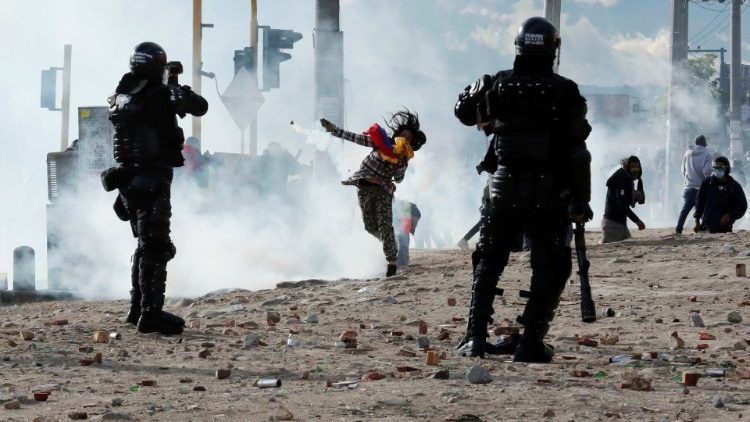 Anti-riot police confront protesters in Bogotà