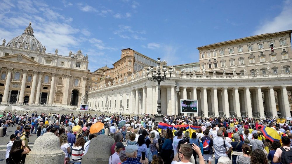 Los peregrinos rezan el Ángelus junto al Papa en el respeto de las normas de seguridad anti-Covid.