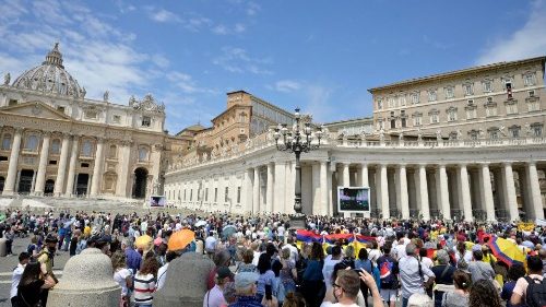 Los peregrinos rezan el Ángelus junto al Papa en el respeto de las normas de seguridad anti-Covid.