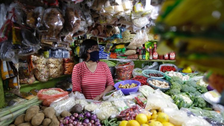 Une vendeuse de fruits et légumes dans un marché de Djakarta, en Indonésie, en juin 2021.