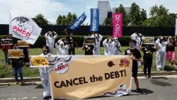 Des manifestants demandant l'annulation de la dette des pays pauvres, lors du sommet du G7 en Cornouailles, le 11 juin. 