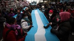 Manifestation à Buenos Aires en Argentine, le 18 juin 2021, pour demander au gouvernement de meilleures aides économiques afin de surmonter la pandémie.