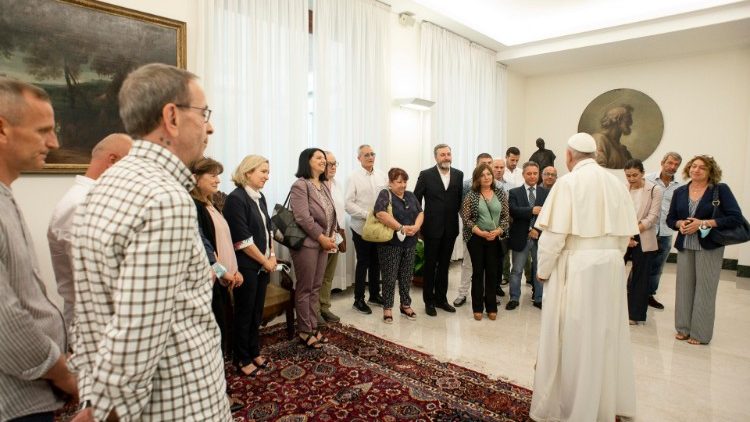 Der Papst ging auf seine Besucher zu