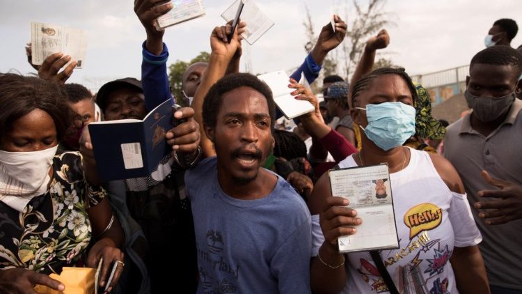 Des Haïtiens réunis devant l'ambassade américaine à Port-au-Prince, demandant des visas, le 9 juillet. 