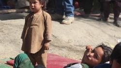 4 afegãos deslocados das províncias de Kunduz e Takhar devido aos combates entre o Talibã e as forças afegãs se reúnem para coletar alimentos, pois vivem em abrigos temporários em um acampamento em Cabul. (EPA/Jawed Kargar)