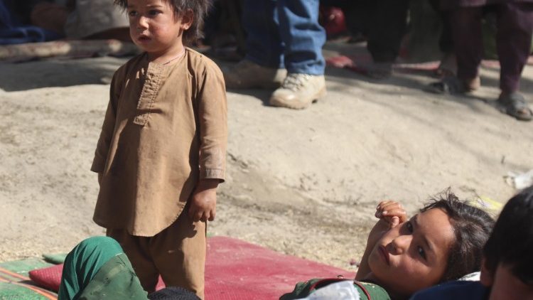 Niños afganos desplazados