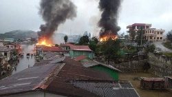 Case date alle fiamme in Myanmar