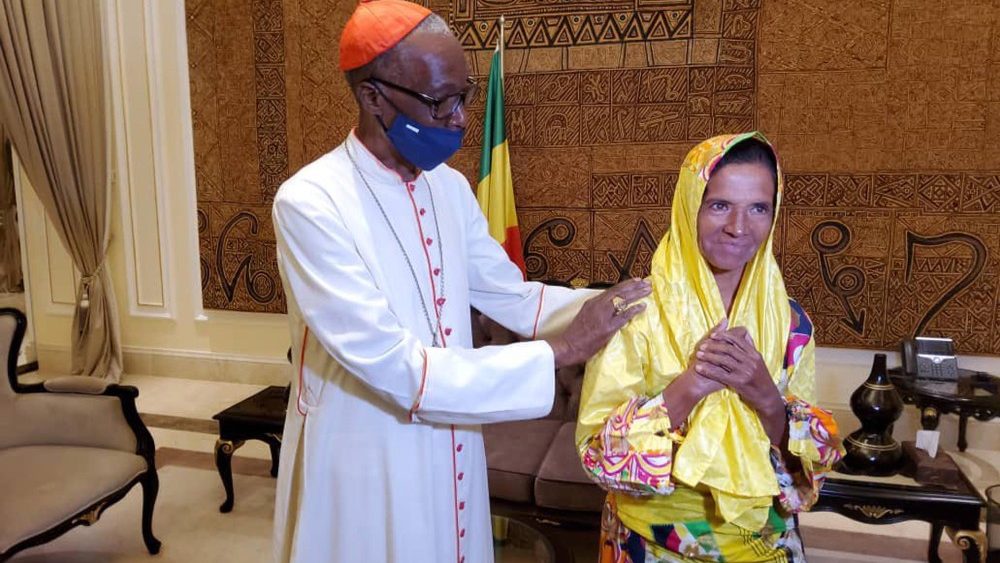 Arcibiskup malijského Bamaka kard. Jean Zerbo s rehoľnou sestrou Gloriou po jej oslobodení