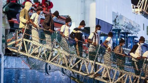 Das Schiff Geo Barents legt im Oktober 2021 mit mehr als 300 aus Seenot geretteten Migranten in der sizilianischen Hafenstadt Palermo an