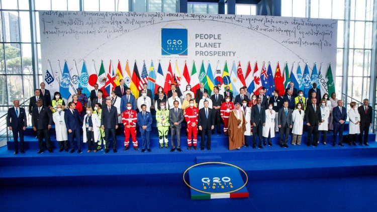 G20: il presidente Draghi e i leader mondiali con medici e infermieri