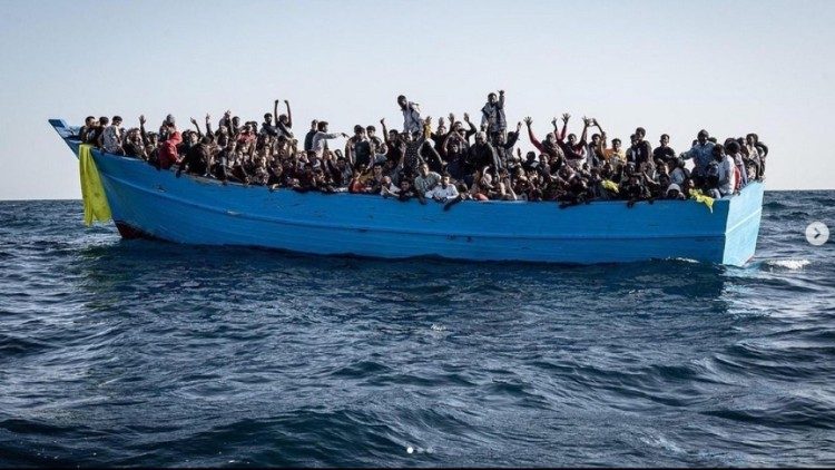 Un bateau transportant des personnes exilées aux abords de Lampedusa, en Italie, le 4 novembre 2021. 