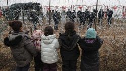 Kinder an einem Grenzzaun der polnisch-belarussischen Grenze im November 2021