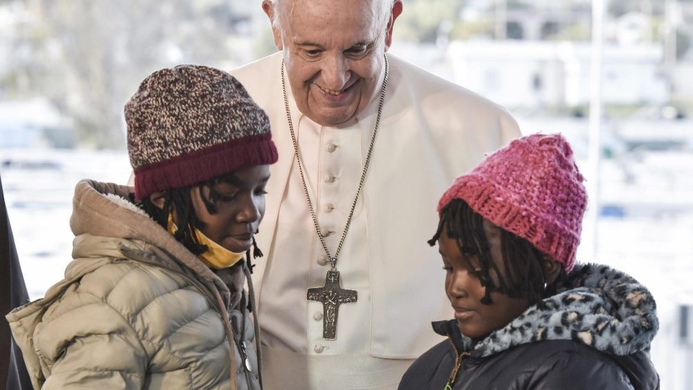Niños migrantes saludan al Papa