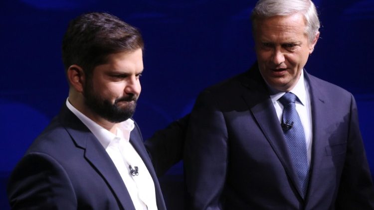 Les candidats au second tour de la présidentielle : Jose Antonio Kast à droite et Gabriel Boric, à gauche