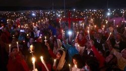 Membros da minoria cristã no Paquistão à espera do início da Missa de Natal em Lahore. (Photo Rahat Dar/EPA)