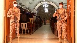 Na noite de Natal, militares paquistaneses protegem a Catedral São Francisco Xavier, em Hyderabad