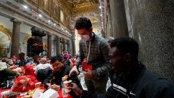 Il pranzo di Natale organizzato dalla Comunità di Sant'Egidio nella basilica di Santa Maria in Trastevere a Roma nel 2021