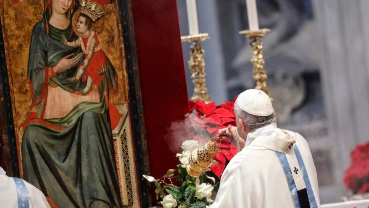 Le Pape François présidant la messe de la Solennité de Marie, Mère de Dieu, à la basilique Saint-Pierre de Rome,  au Vatican, le 1er janvier 2022.