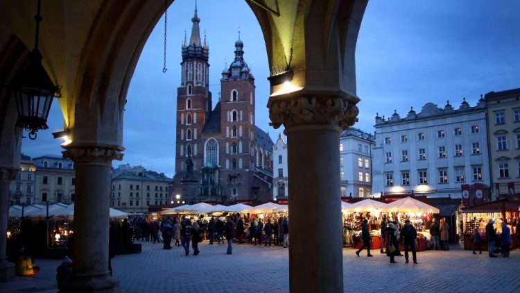 Marché de Noël sur "le Rynek Glówny", dit place du Marché de la Vieille Ville de Cracovie, en Pologne. 