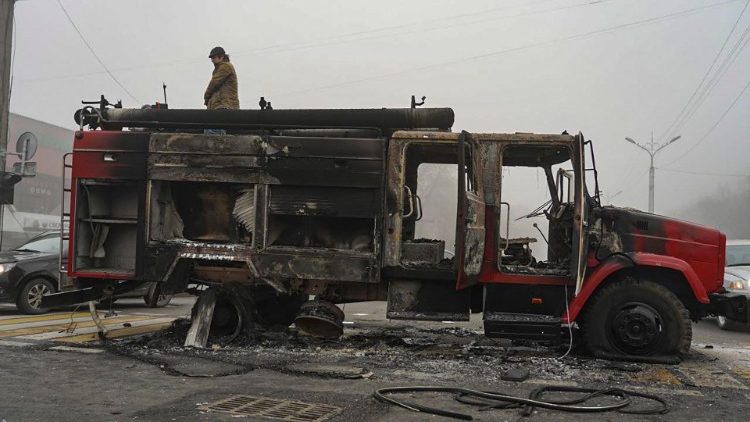 Un véhicule brûlé dans les rues d'Almaty, le 9 janvier. 