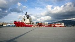 Loď Ocean Viking v přístavu Trapani