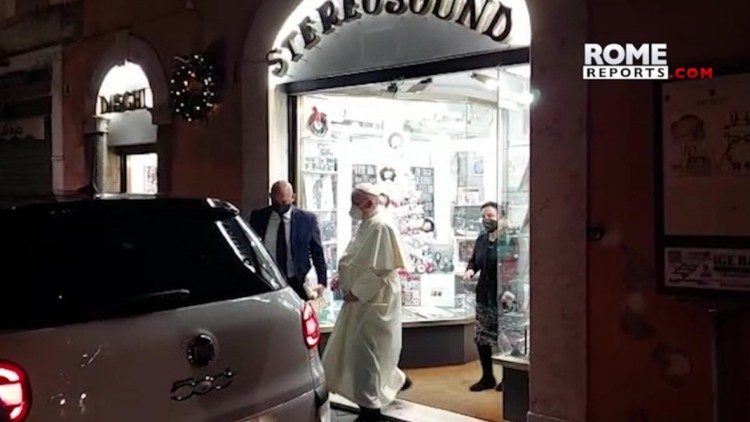 Påven när han lämnar skivaffären i centrala Rom 