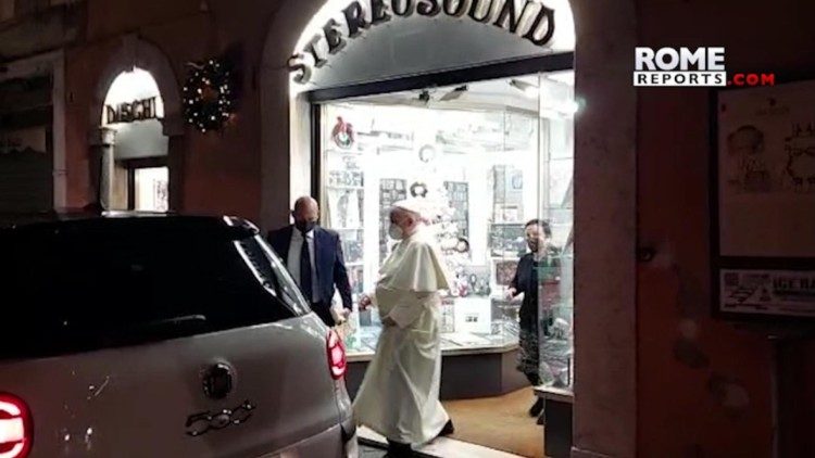 Francisks negaidīti ierodas mūzikas ierakstu veikalā