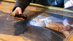 Conservationists examine the "Salus Populi Romani" icon from the Basilica of St Mary Major