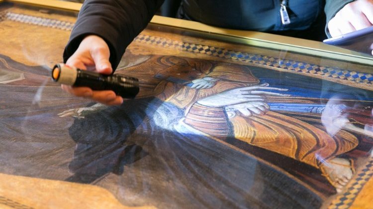 Conservationists examine the "Salus Populi Romani" icon from the Basilica of St Mary Major
