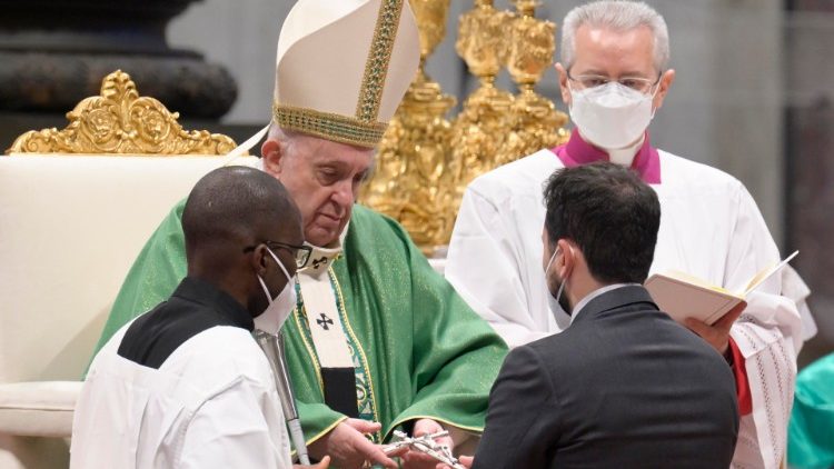 Ferenc pápa Isten Igéje vasárnapján lektorokat és katekétákat avatott  