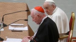 Le cardinal Marc Ouellet avec le Pape François lors d'un symposium au Vatican, le 17 février 2022. 