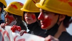 La recente manifestazione per la sicurezza sul lavoro degli studenti italiani, in memoria di due coetanei morti durante uno stage (Napoli, 18 febbaio 2022 - Ansa)