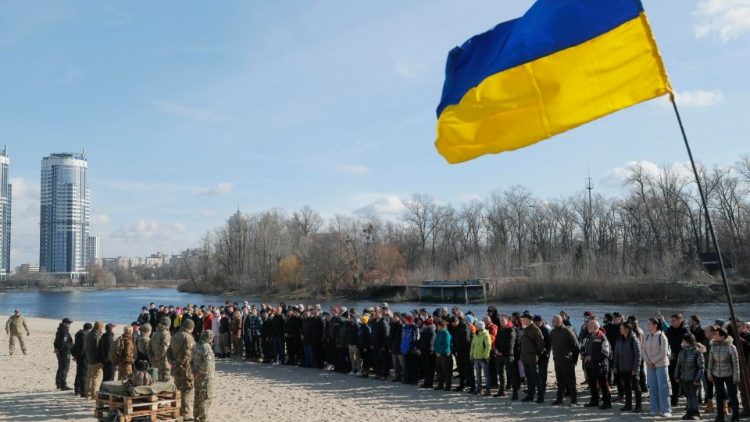 यूक्रेनियन सैन्य प्रशिक्षण में भाग ले रहे हैं