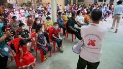 Một số trẻ em ở Nông Pênh, Campuchia, đợi chích vắc-xin ngừa Covid