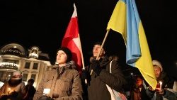 Ludzie modlący się za Ukrainę w Zakopanem w dzień po rozpoczęciu pełnoskalowej rosyjskiej inwazji na naszych wschodnich sąsiadów, 25 lutego 2022