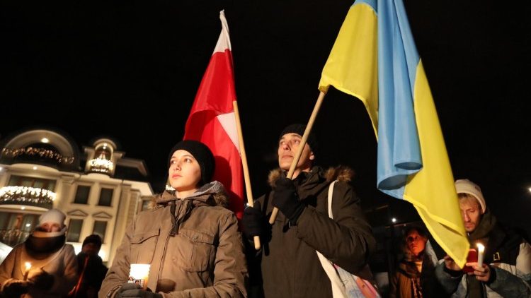 Ludzie modlący się za Ukrainę w Zakopanem w dzień po rozpoczęciu pełnoskalowej rosyjskiej inwazji na naszych wschodnich sąsiadów, 25 lutego 2022