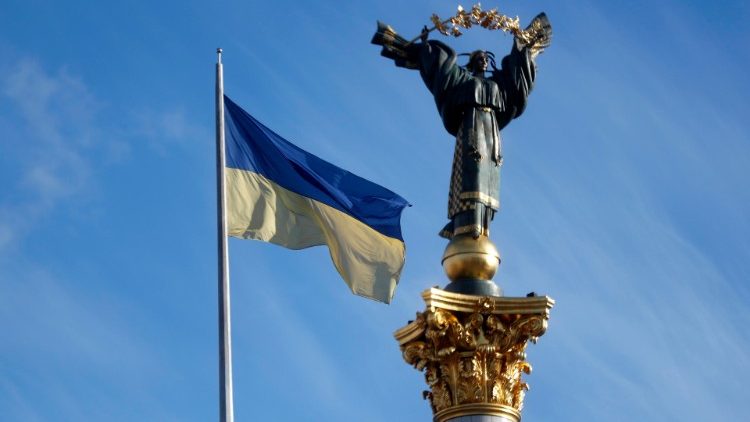 यूक्रेन के कीएव में स्वतंत्रता स्मारक के सामने लहराता यूक्रेन का ध्वज
